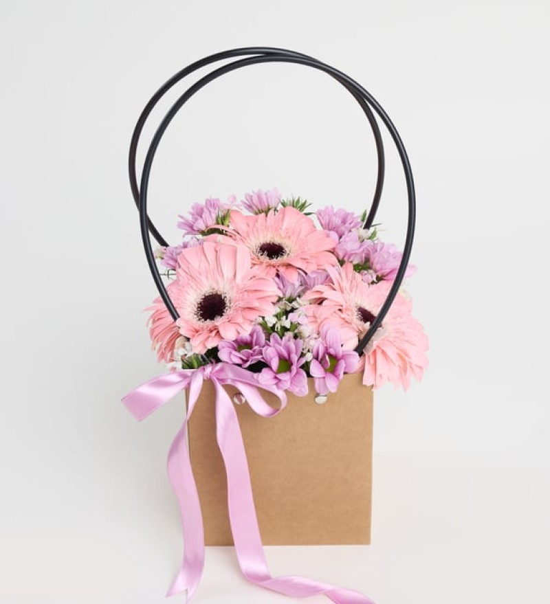 Kraft Taşıma Çantasında Gerbera ve Papatyalar