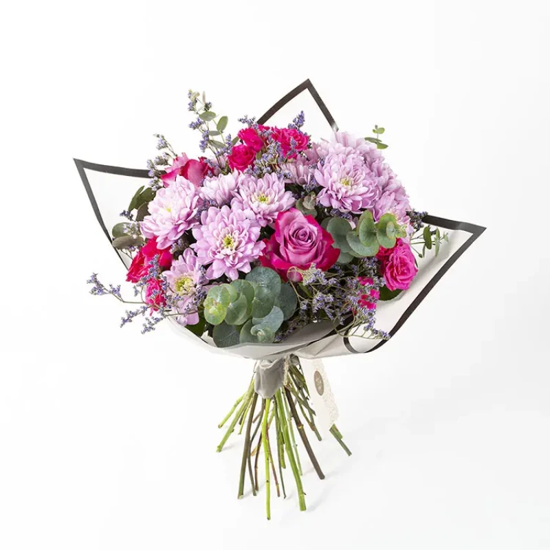 Siyah Biyeli Buket Kağıdında Renkli Gül Buketi