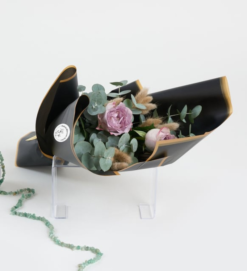 Siyah Buket Kağıdında Lila Güller ve Okaliptus