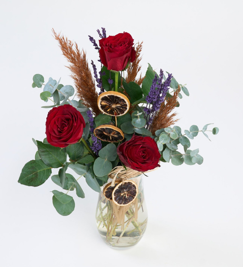 Cam Vazoda 3’lü Kırmızı Gül ve Okaliptus Aranjmanı