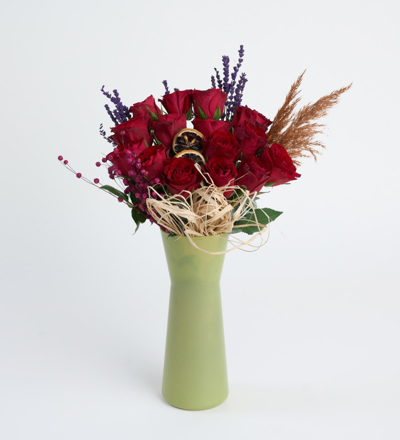 Yeşil Vazoda Kırmızı Güller ve Mutlu Ayıcık