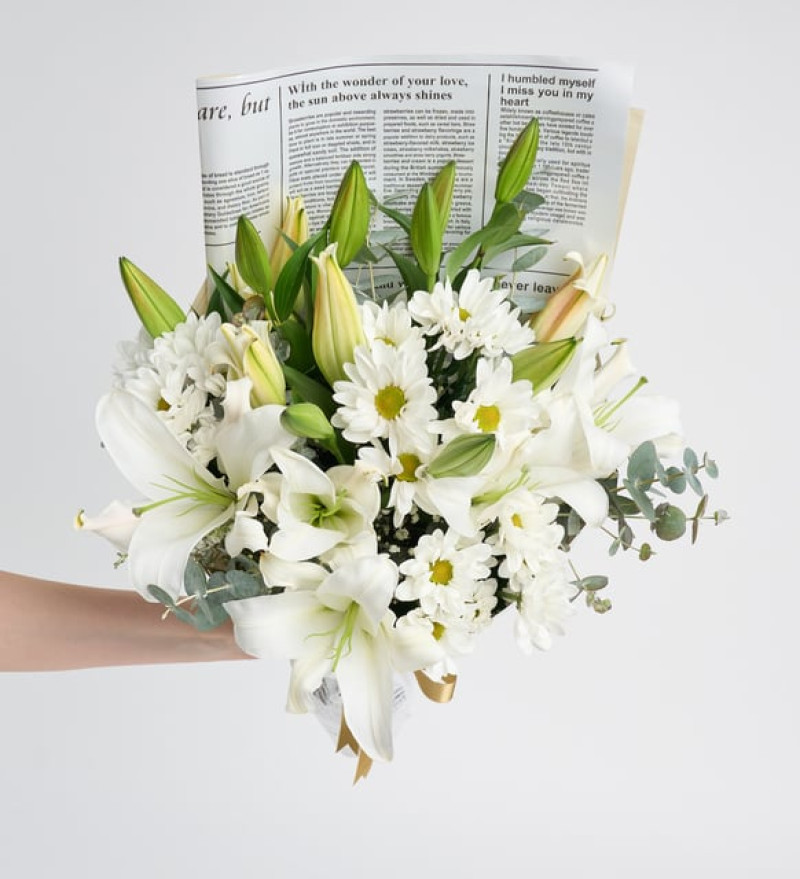 Desenli Tasarım Bukette Beyaz Lilyum ve Papatyalar Zambak