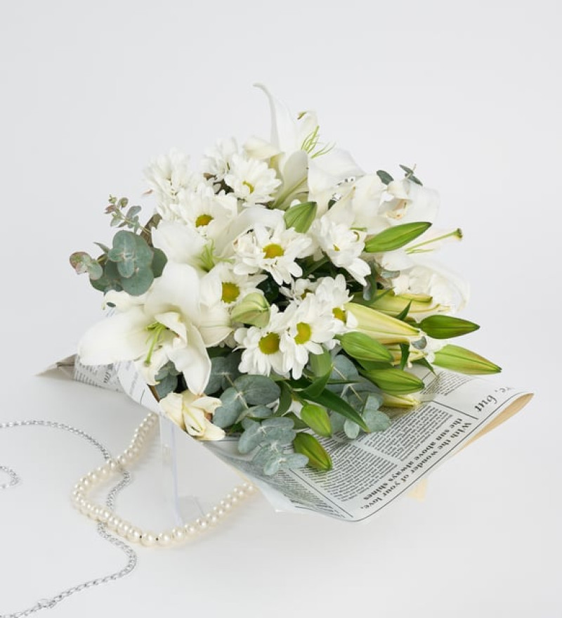 Desenli Tasarım Bukette Beyaz Lilyum ve Papatyalar Zambak